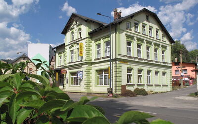 Desná V Jizerských Horách 603: Wolke, Himmel, Pflanze, Gebäude, Fenster, Haus, Wohngebiet, Fassade, Baum, Stadt