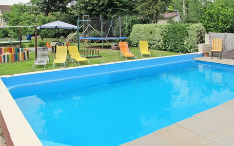 Kern: Wasser, Pflanze, Eigentum, Schwimmbad, Möbel, Schatten, Gebäude, Rechteck, Gartenmöbel, Stuhl