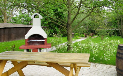 Am Fleet: Pflanze, Möbel, Grün, Baum, Außenbank, Botanik, Tisch Im Freien, Fass, Holz, Gartenmöbel