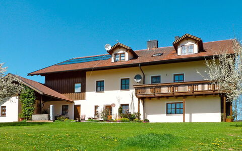 Bischofsmais 635: Himmel, Pflanze, Gebäude, Fenster, Eigentum, Haus, Baum, Gras, Grundstueck, Hütte