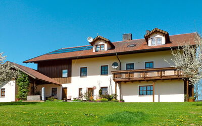 Bischofsmais 635: Himmel, Pflanze, Gebäude, Fenster, Eigentum, Haus, Baum, Gras, Grundstueck, Hütte
