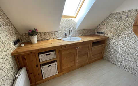 Tribbevitz: Cabinetry, Countertop, Gebäude, Sinken, Holz, Zapfhahn, Interior Design, Die Architektur, Zimmerpflanze, Fussboden
