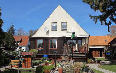 Kleine Auszeit: Pflanze, Himmel, Fenster, Gebäude, Baum, Haus, Grundstueck, Hütte, Nachbarschaft, Gras