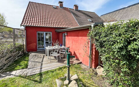 Kapitänshaus Leo: Dach, Haus, Strauch, Hütte, Zuhause, Grundstueck, Ländliches Gebiet, Steigung, Garten, Hinterhof