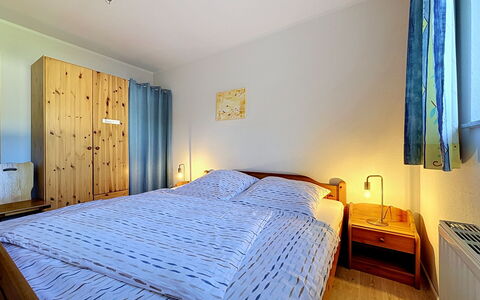Plau am See 621: Bett, Schlafzimmer, Bettdecke, Interior Design, Holz, Bedding, Möbel, Fussboden, Flooring, Zimmer
