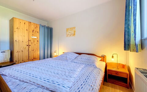 Plau am See 621: Bett, Schlafzimmer, Bettdecke, Interior Design, Möbel, Bedding, Fussboden, Bettrahmen, Flooring, Zimmer