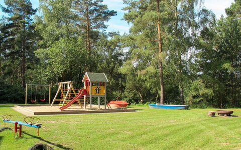 Plau am See 621: Pflanze, Himmel, Baum, Grundstueck, Schatten, Wolke, Gras, Freizeit, Landschaft, Spielplatz