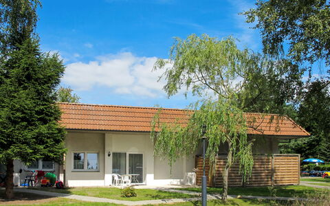 Plau am See 621: Himmel, Pflanze, Wolke, Fenster, Gebäude, Baum, Natürliche Landschaft, Haus, Grundstueck, Gras