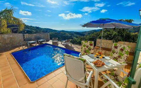 La Era: Blau, Schwimmbad, Resort, Gartenmöbel, Freizeit, Eco Hotel, Regenschirm, Sonnenliege, Stuhl, Hotel