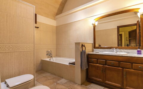 Moli de Son Vidal: Spiegel, Gebäude, Badezimmerschrank, Cabinetry, Eigentum, Armatur, Zapfhahn, Möbel, Komfort, Badezimmer