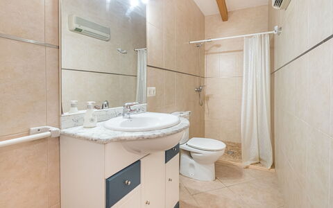 Sa Rossa: Armatur, Sinken, Eigentum, Zapfhahn, Bad Sink, Spiegel, Badezimmer, Interior Design, Die Architektur, Fussboden