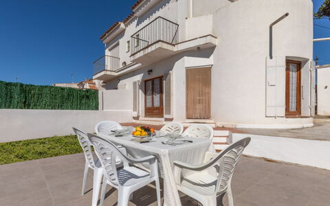 L'Escapade: Wohngebiet, Zuhause, Verbundwerkstoff, Balkon, Wohnung, Gips, Daylighting, Villa, Fliese