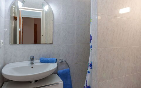 L'Escapade: Badezimmer, Fliese, Eigentum, Zimmer, Wand, Zapfhahn, Interior Design, Die Architektur, Armatur, Bad Sink