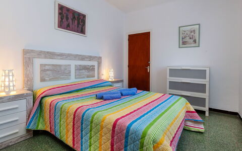 L'Escapade: Schlafzimmer, Bett, Bettdecke, Zimmer, Möbel, Eigentum, Bettrahmen, Bedding, Grundeigentum, Gelb