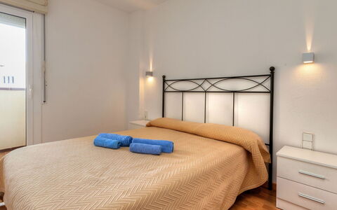 L'Escala 731: Schlafzimmer, Bett, Möbel, Zimmer, Eigentum, Bettdecke, Bettrahmen, Interior Design, Wand, Fussboden