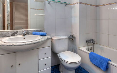 L'Escala 731: Badezimmer, Eigentum, Zimmer, Blau, Zapfhahn, Bad Zubehör, Armatur, Toilette, Wand, Interior Design