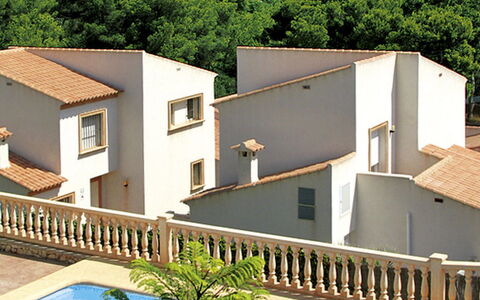 Jávea 711: Gebäude, Eigentum, Himmel, Licht, Azurblau, Schwimmbad, Pflanze, Fenster, Schatten, Baum