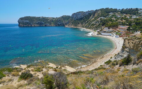 Jávea 711: Gebäude, Eigentum, Himmel, Licht, Azurblau, Schwimmbad, Pflanze, Fenster, Schatten, Baum