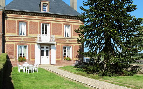 Le Domaine du Vasouy: Pflanze, Himmel, Eigentum, Gebäude, Fenster, Grundstueck, Baum, Hütte, Gras, Haus