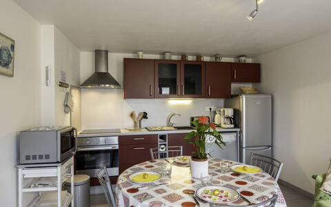 Le Champ des Mouettes: Cabinetry, Countertop, Eigentum, Möbel, Tabelle, Gebäude, Küche, Interior Design, Haushaltsgerät, Beleuchtung