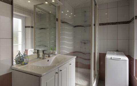 Le Champ des Mouettes: Spiegel, Zapfhahn, Eigentum, Gebäude, Armatur, Cabinetry, Sinken, Dusche, Badezimmer