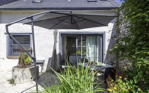 Entre Mer et Jardin: Pflanze, Gebäude, Fenster, Schatten, Die Architektur, Grundstueck, Hütte, Wohngebiet, Gras, Stuhl