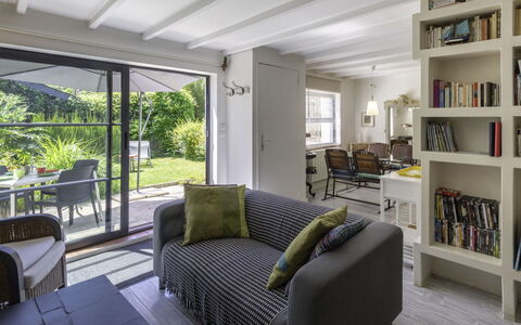 Entre Mer et Jardin: Möbel, Eigentum, Regal, Couch, Bücherregal, Beleuchtung, Gebäude, Komfort, Interior Design, Die Architektur