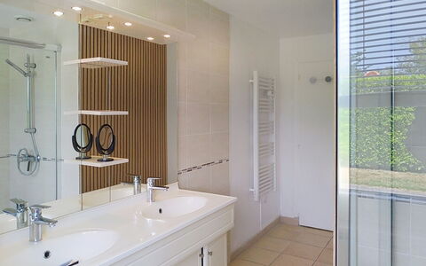 Le Saint Vigor: Interior Design, Flooring, Armatur, Wand, Fussboden, Bad Sink, Badezimmer, Badezimmerschrank, Decke, Sinken