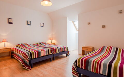 Néroli: Möbel, Eigentum, Komfort, Holz, Bett, Bettrahmen, Beleuchtung, Orange, Textil, Interior Design
