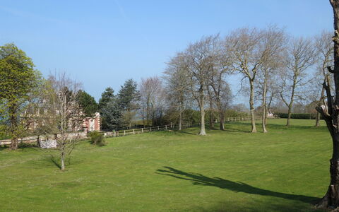Le Parc de la Chaumière: Pflanze, Himmel, Natürliche Landschaft, Baum, Grundstueck, Gras, Wiese, Landschaft, Haus, Wiese