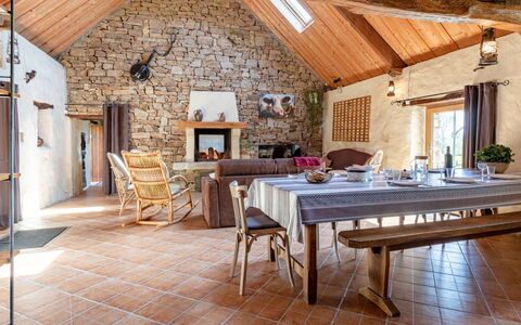 La Bergerie: Tabelle, Möbel, Eigentum, Holz, Interior Design, Flooring, Fussboden, Hartholz, Fenster, Strahl