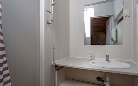 La Bergerie: Spiegel, Sinken, Zapfhahn, Bad Sink, Armatur, Gebäude, Badezimmer, Holz, Interior Design