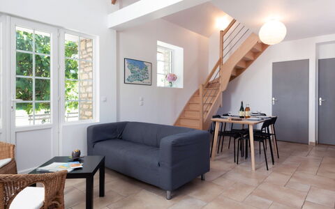 De Malau: Möbel, Tabelle, Eigentum, Couch, Fenster, Holz, Komfort, Interior Design, Gebäude, Pflanze