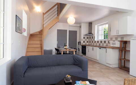 De Malau: Möbel, Eigentum, Couch, Tabelle, Cabinetry, Komfort, Interior Design, Holz, Wohnzimmer, Gebäude