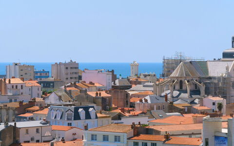 L'Escale Vendée Globe: Himmel, Daytime, Gebäude, Eigentum, Fenster, Azurblau, Gewässer, Haus, Stadtbild, Urban Design