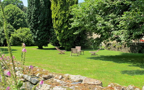 Les Trois Baudets: Garten, Gras, Baum, Natürliche Landschaft, Eigentum, Rasen, Wand, Graspflanze, Botanik, Grundstueck