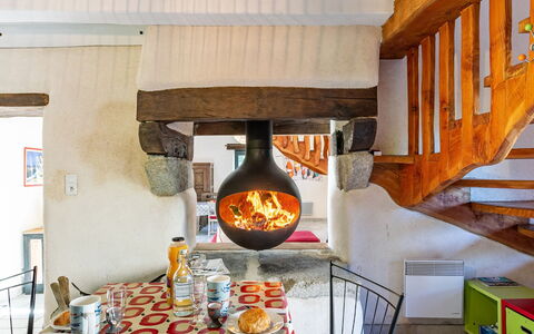 Les Trois Baudets: Eigentum, Geschirr, Countertop, Holz, Orange, Interior Design, Tabelle, Gebäude, Beleuchtung, Flooring