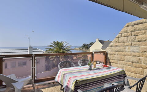 Belle Vue Mer et Groix: Himmel, Eigentum, Möbel, Tabelle, Schatten, Stuhl, Gartenmöbel, Tisch Im Freien, Interior Design, Gebäude