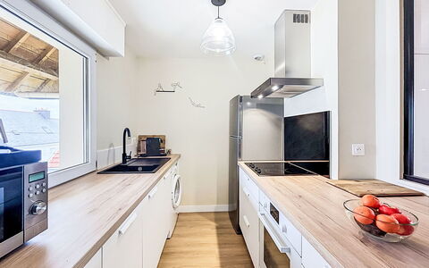 Belle Vue Mer et Groix: Countertop, Küche, Interior Design, Küchengerät, Möbel, Flooring, Major Appliance, Cabinetry, Holz, Decke