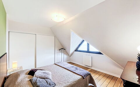 Belle Vue Mer et Groix: Interior Design, Bett, Flooring, Fussboden, Möbel, Schlafzimmer, Holz, Decke, Zimmer, Holzboden