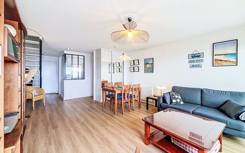 Belle Vue Mer et Groix: Möbel, Wohnung, Flooring, Interior Design, Fussboden, Zimmer, Decke, Holzboden, Wohnzimmer, Couch