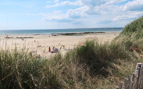 Belle Vue Mer et Groix: Tabelle, Eigentum, Cabinetry, Gebäude, Dishware, Holz, Countertop, Interior Design, Geschirr, Küchengerät