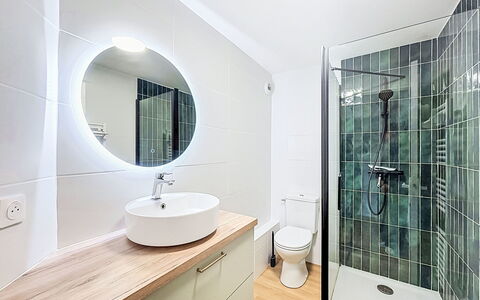 Belle Vue Mer et Groix: Badezimmer, Flooring, Interior Design, Armatur, Fussboden, Bad Sink, Decke, Toilette, Installation, Zapfhahn