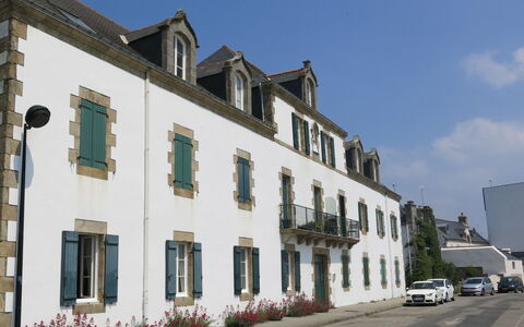 Raffinement, Confort et Vue Mer: Pflanze, Wasser, Eigentum, Möbel, Gebäude, Tabelle, Fenster, Azurblau, Stuhl, Interior Design