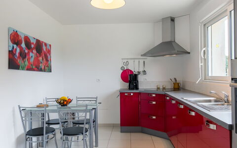 Va Zi Bihan: Cabinetry, Möbel, Eigentum, Sinken, Tabelle, Countertop, Zapfhahn, Interior Design, Stuhl, Beleuchtung