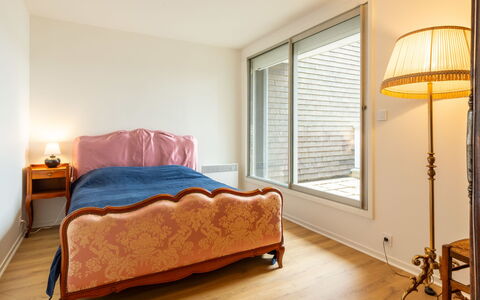 Cabourg 100: Möbel, Bett, Interior Design, Schlafzimmer, Fussboden, Flooring, Wand, Bettdecke, Bedding, Holz