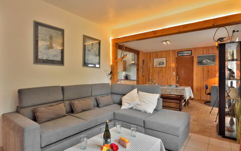 La Roseraie: Couch, Möbel, Eigentum, Bilderrahmen, Tabelle, Wohnzimmer, Interior Design, Studio Couch, Fussboden, Wand