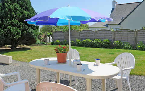 Ty Maï Pi: Regenschirm, Tabelle, Tisch Im Freien, Möbel, Eigentum, Terrasse, Gartenmöbel, Schatten, Garten, Haus