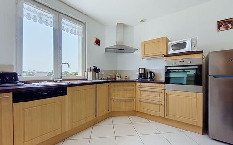 Le Sémaphore: Küche, Küchengerät, Countertop, Cabinetry, Möbel, Flooring, Major Appliance, Interior Design, Holz, Fussboden