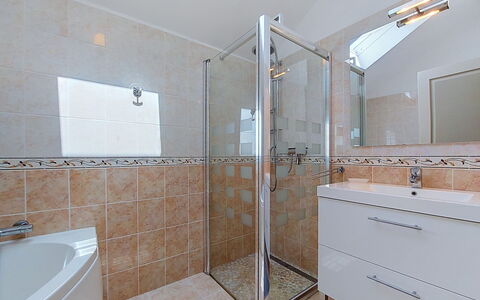 Le Sémaphore: Armatur, Badezimmer, Flooring, Interior Design, Sinken, Fussboden, Zapfhahn, Bad Sink, Installation, Spiegel